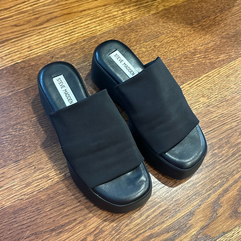 Steve Madden Slinky30 Black Sandals
